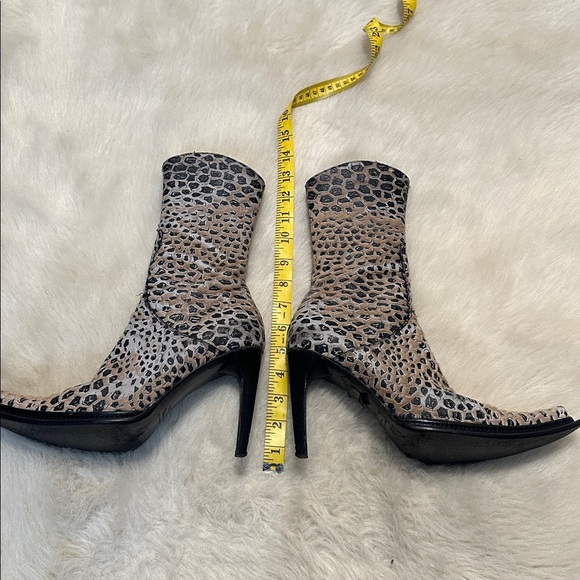 Elegant Leopard Print Heeled Boots - Picture 5 of 10